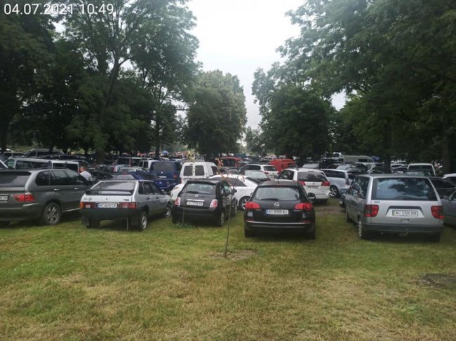 Водії перетворили зелену зону біля Теремнівських ставків на місиво. ФОТО, ВІДЕО