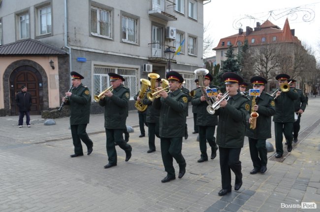 Флешмоб від військового оркестру у Луцьку: як Нацгвардія святкує п'ятиріччя. ФОТО