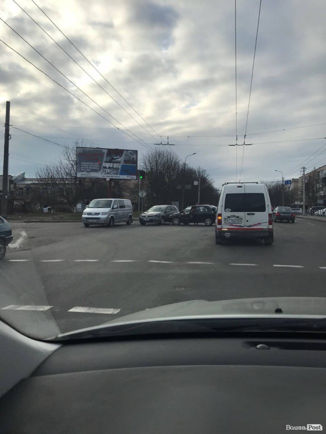 У Луцьку на Рівненській не розминулися два легковики 