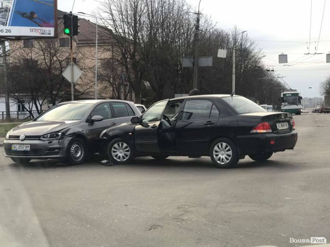 У Луцьку на Рівненській не розминулися два легковики 