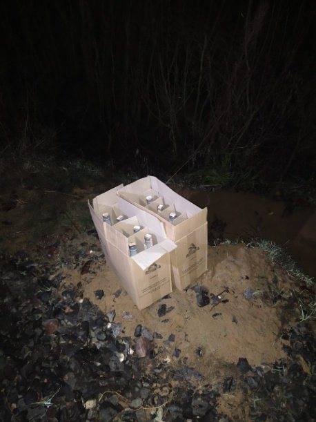 Луцькі прикордонники впіймали винахідливих контрабандистів цигарок та горілки