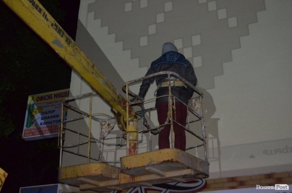 У центрі Луцька посеред ночі  створювали нове графіті. ФОТО