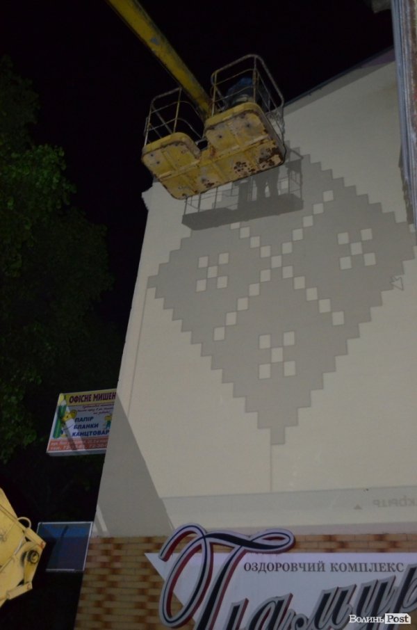 У центрі Луцька посеред ночі  створювали нове графіті. ФОТО