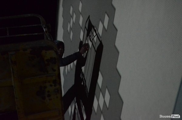 У центрі Луцька посеред ночі  створювали нове графіті. ФОТО