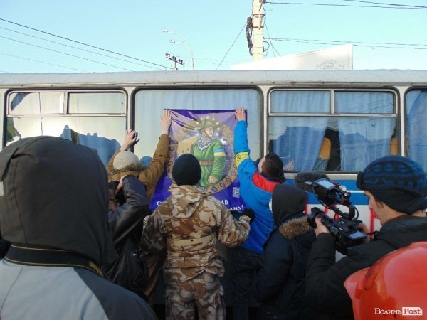 На транспорті силовиків вішають символіку Майдану