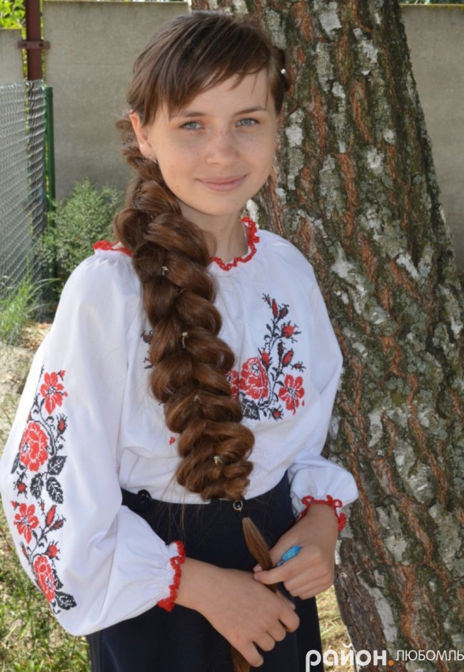 Волинська школярка відростила косу довжиною 65 сантиметрів. ФОТО