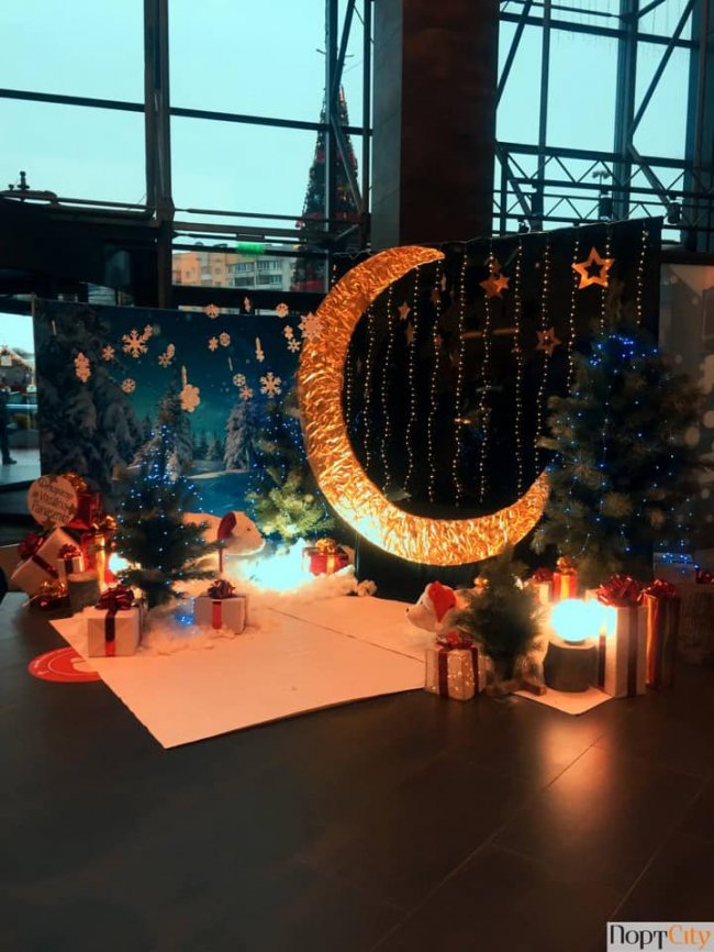 У ТРЦ «ПортCity» встановили 15 святкових фотозон. ФОТО*