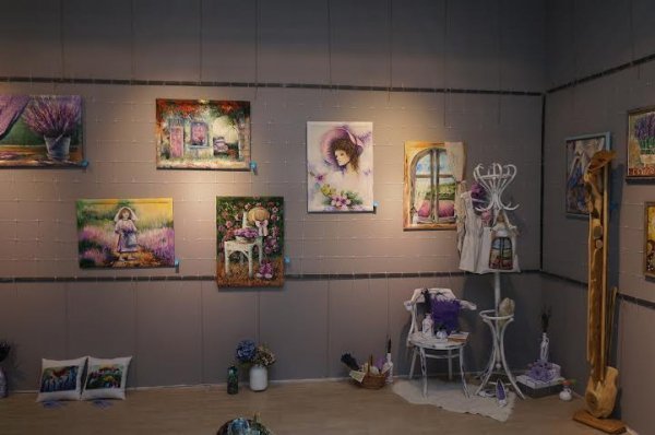 Луцька художниця презентувала картини з ароматом літа. ФОТО 