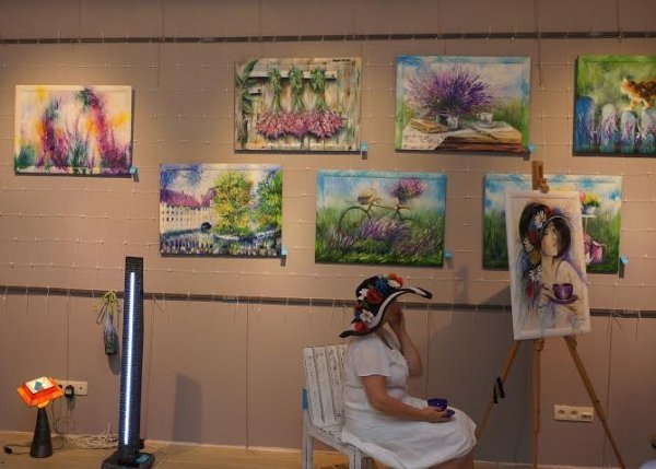 Луцька художниця презентувала картини з ароматом літа. ФОТО 