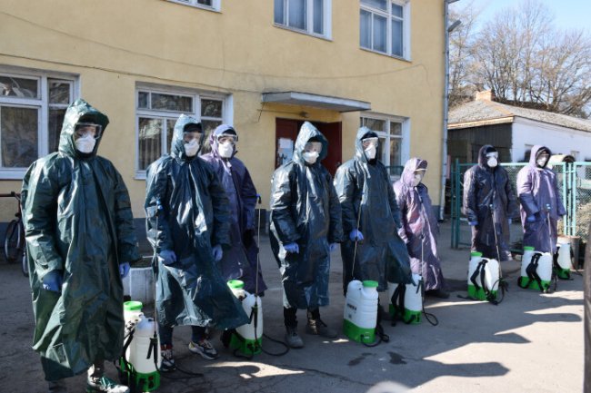 Як у Луцьку дезінфікують під'їзди. ФОТО 