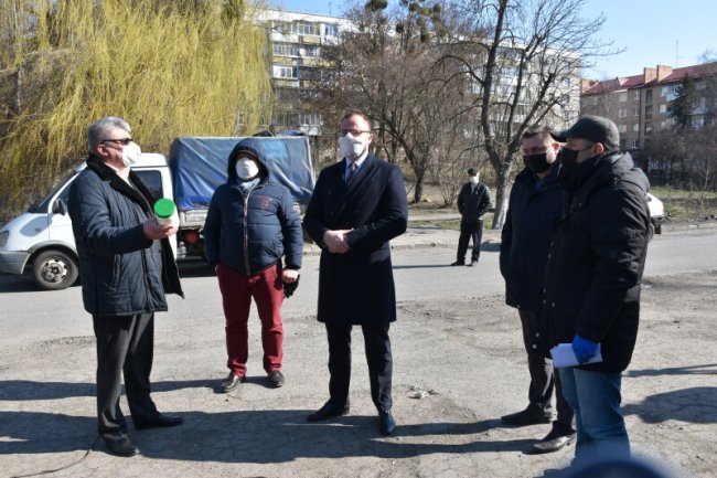 Як у Луцьку дезінфікують під'їзди. ФОТО 