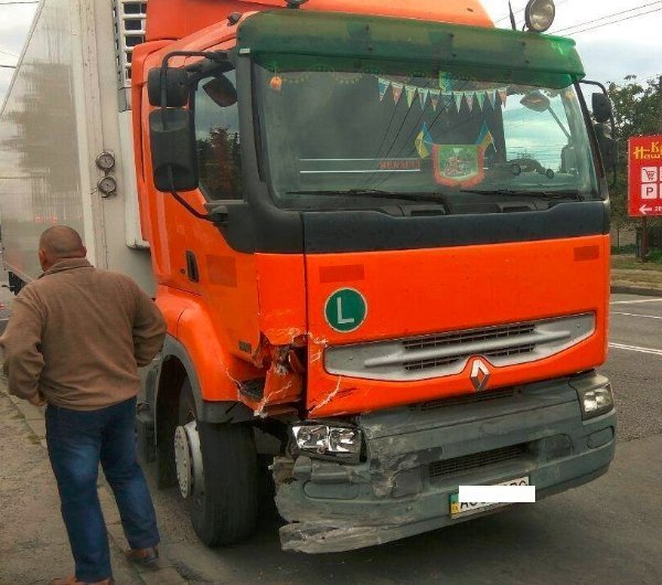 На Ковельській легковик зіткнувся з вантажівкою. ФОТО
