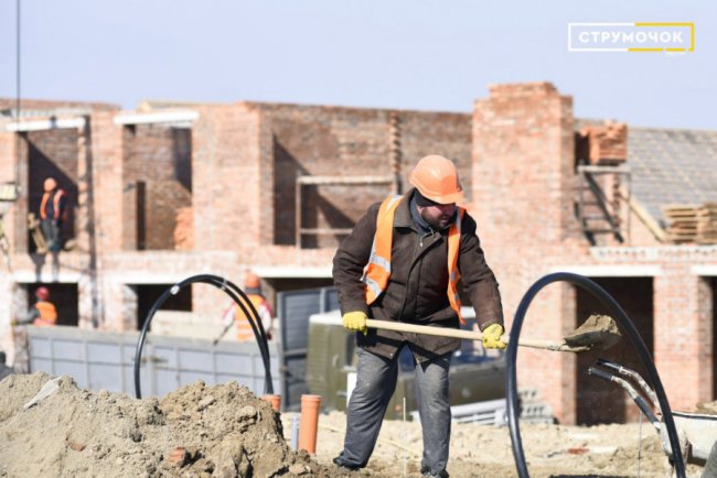 У ЖК «Струмочок» біля Луцька перша секція таунхаусів готова на 40%. ФОТО*