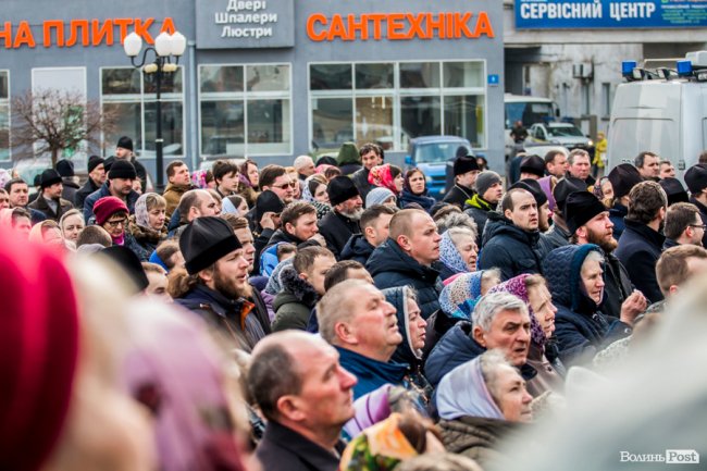 «Силою нашу церкву ніхто не забере»: як у Луцьку прихильники УПЦ (МП) на майдан вийшли. ФОТОРЕПОРТАЖ