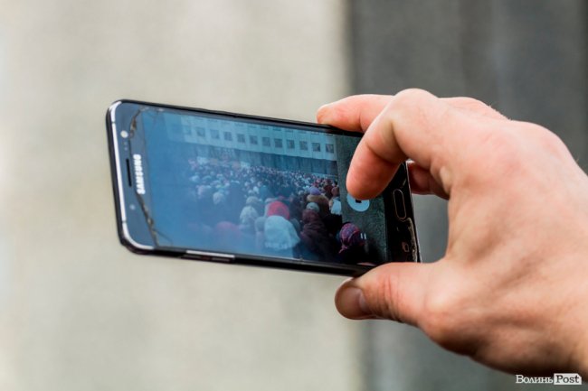 «Силою нашу церкву ніхто не забере»: як у Луцьку прихильники УПЦ (МП) на майдан вийшли. ФОТОРЕПОРТАЖ