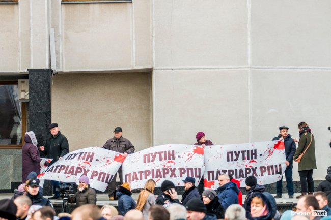 «Силою нашу церкву ніхто не забере»: як у Луцьку прихильники УПЦ (МП) на майдан вийшли. ФОТОРЕПОРТАЖ