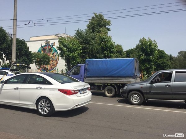У Луцьку аварія: зіткнулися дві автівки. ФОТО