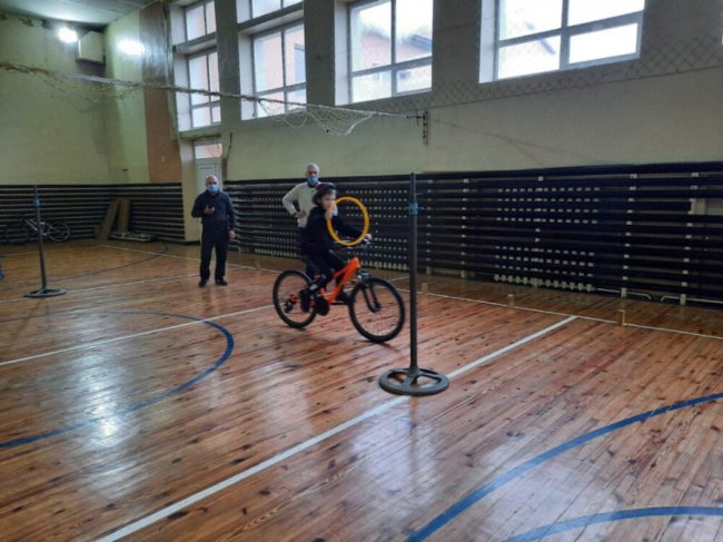 Поблизу Луцька школярі влаштували велоралі у спортзалі. ФОТО