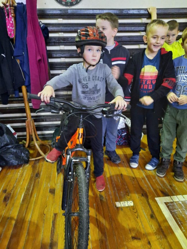 Поблизу Луцька школярі влаштували велоралі у спортзалі. ФОТО