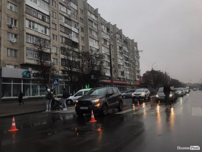 У центрі Луцька легковик збив жінку. ФОТО