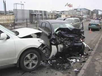У автопригоді в Києві вщент розбилися чотири авто. ФОТО