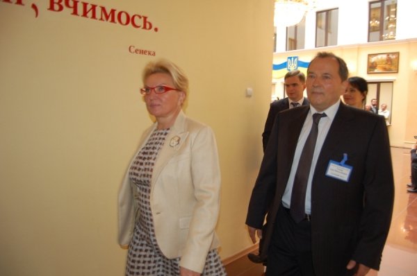 Стало відомо, що покажуть президенту в лікарні. ФОТО