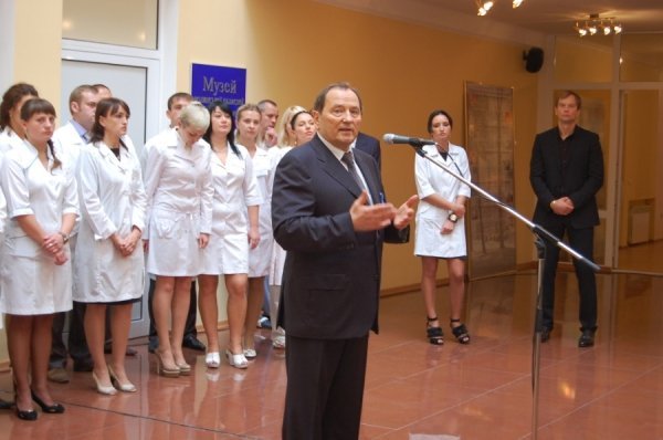 Стало відомо, що покажуть президенту в лікарні. ФОТО