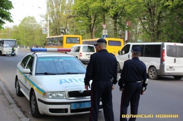 У Луцьку активісти вчили пішоходів переходити дорогу. ФОТО