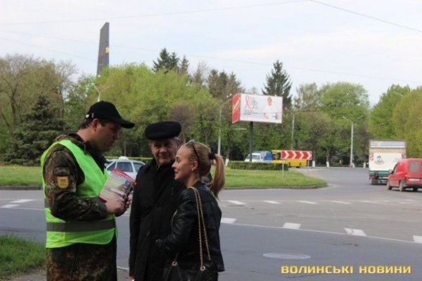 У Луцьку активісти вчили пішоходів переходити дорогу. ФОТО