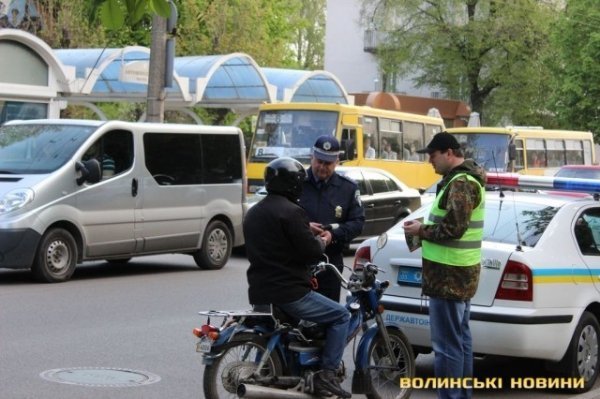 У Луцьку активісти вчили пішоходів переходити дорогу. ФОТО