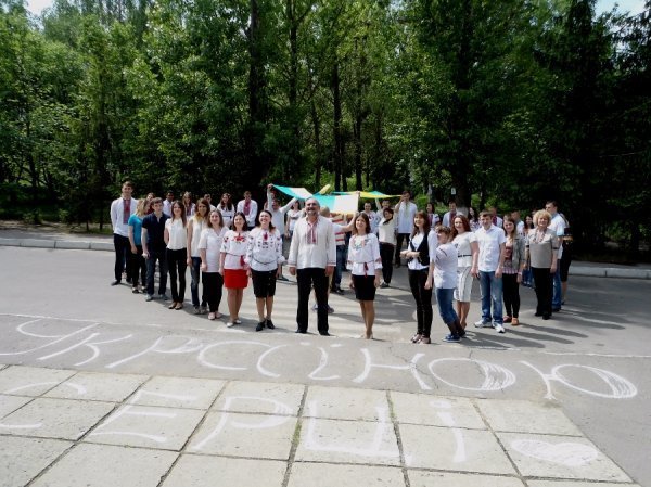 Волинські студенти організували «вишиваний» флешмоб. ФОТО