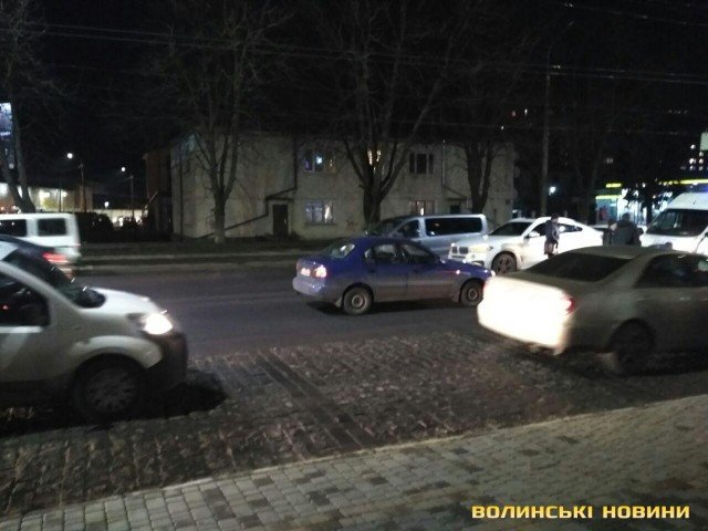 У Луцьку на Рівненській автівка збила жінку: постраждалу госпіталізували. ФОТО