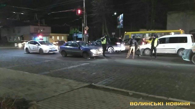 У Луцьку на Рівненській автівка збила жінку: постраждалу госпіталізували. ФОТО
