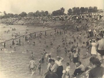 Яблуку ніде впасти: пляж у Луцьку 70 років тому. РЕТРОФОТО