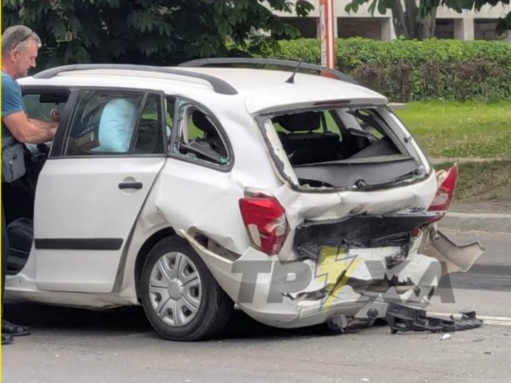 У Луцьку біля лікарні зіткнулися дві автівки. ФОТО