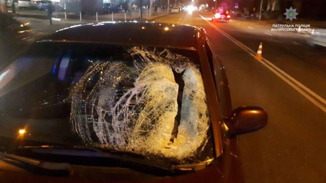 Подробиці аварії у Луцьку, в якій постраждала жінка, що перебігала дорогу. ФОТО