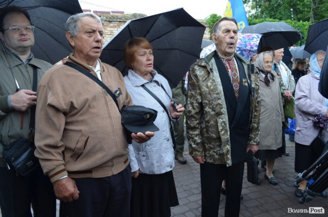 Прапори, пластуни і парасольки: як у Луцьку вшановували пам'ять розстріляних в'язнів. ФОТО