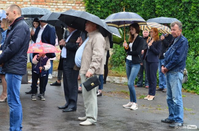 Прапори, пластуни і парасольки: як у Луцьку вшановували пам'ять розстріляних в'язнів. ФОТО