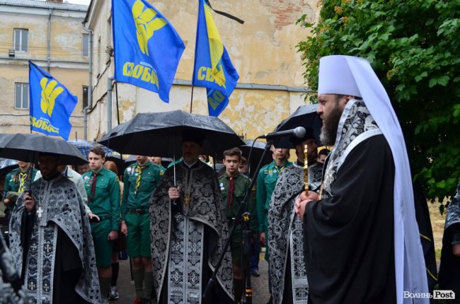 Прапори, пластуни і парасольки: як у Луцьку вшановували пам'ять розстріляних в'язнів. ФОТО