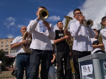 Викладачі та учні музичної школи на Волині виступають, щоб зібрати гроші для ЗСУ