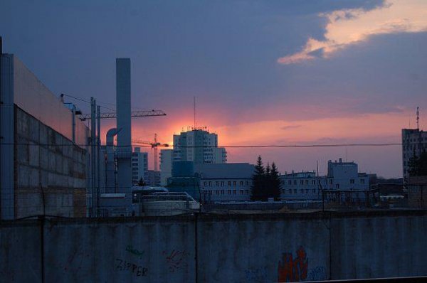 Крыши домов дрожат под тяжестью дней. Фото: Роман Домбровський