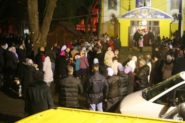 Пасхальна ніч у Луцьку: як святили паски у Покровській церкві. ФОТО