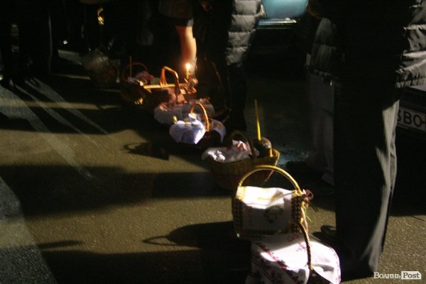 Пасхальна ніч у Луцьку: як святили паски у Покровській церкві. ФОТО