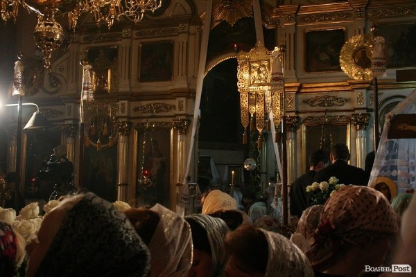 Пасхальна ніч у Луцьку: як святили паски у Покровській церкві. ФОТО