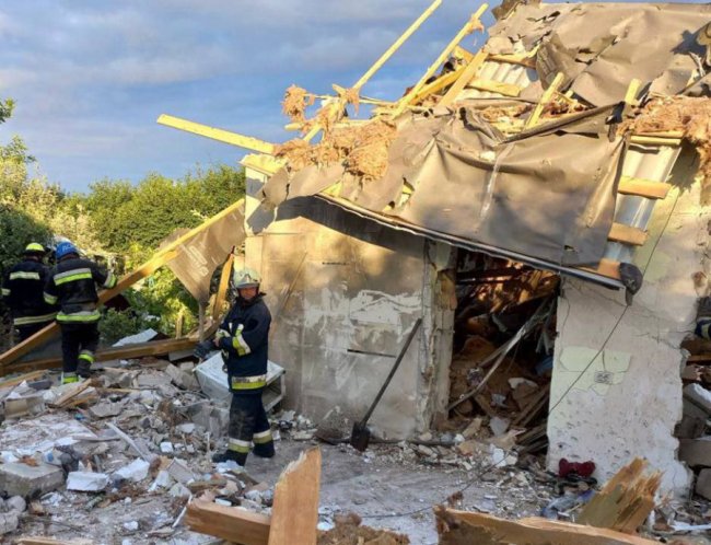 Росіяни вдарили «градами» по приватних будинках у Нікополі