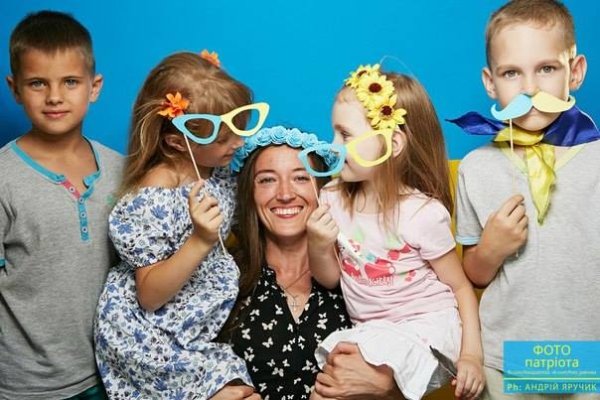 Флеш-моб у Луцьку: мешканці масово роблять «фото патріота». ФОТО