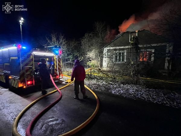 На Волині горів житловий будинок: з пожежі врятували чоловіка