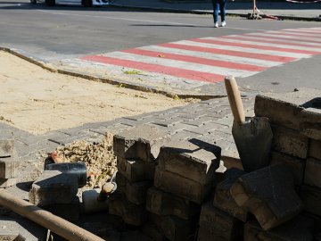 У Нововолинську знижують бордюри для пересування людей з обмеженими можливостями.ФОТО