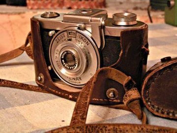 Волинські митники вилучили у громадянина Німеччини старовинні фотоапарати