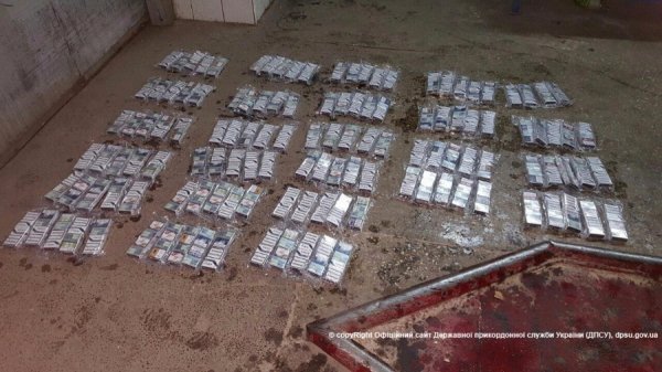 Луцькі прикордонники затримали зловмисників з контрабандними сигаретами. ФОТО